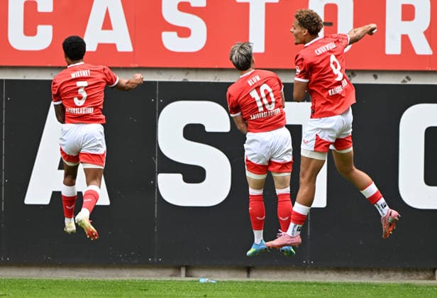 Fussball - Oberliga- Saison 2025 26 Fritz-Walter-Stadion 30.052026 1. FC KaiserslauternU21(fck) - FV Eppelborn (ep) FCK-Jubel, v.li: Melvin-Joe WIESNET (1. FC Kaiserslautern U21, U 21 , Shawn Marc BLUM (1. FC Kaiserslautern U21) und Chinedu CHUKWUKELU (1. FC Kaiserslautern U21) 1. FC Kaiserslautern