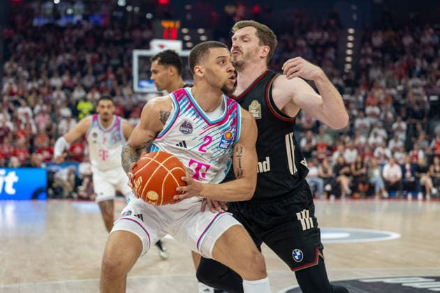 Alijah Comithier 2 (Telekom Baskets Bonn) im Zweikampf mit Andreas Obst 13 (FC Bayern Basketball), FC Bayern Basketball vs. Telekom Baskets Bonn, BBL, Halbfinale 1, 30.05.2026 Muenchen Bayern Deutschland