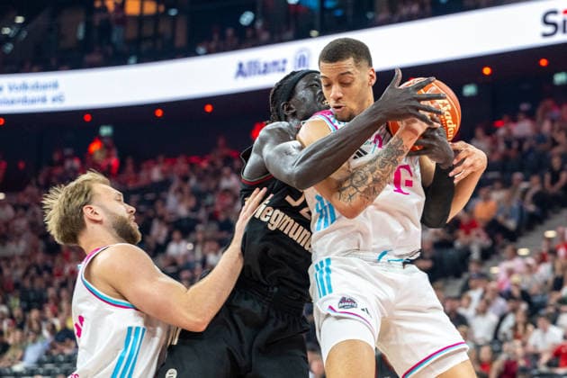 Wenyen Gabriel 32 (FC Bayern Basketball) im Zweikampf mit Alijah Comithier 2 (Telekom Baskets Bonn), FC Bayern Basketball vs. Telekom Baskets Bonn, BBL, Halbfinale 1, 30.05.2026 Muenchen Bayern Deutschland