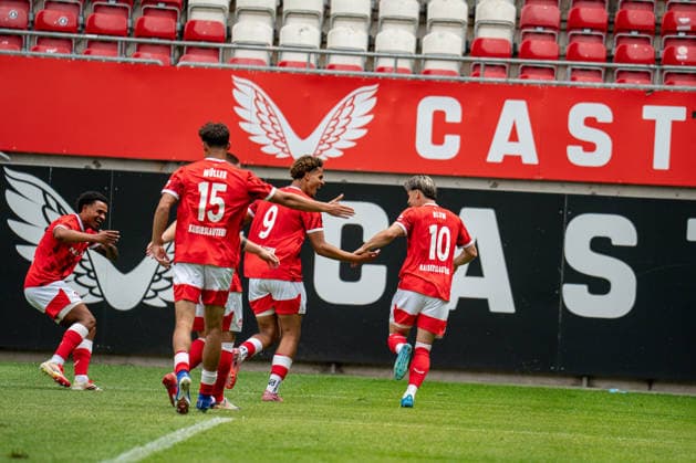 30.05.2026, xdaymx, Fussball Oberliga Rheinland-Pfalz Saar, 1.FC Kaiserslautern - FV Eppelborn Torjubel zum zwischenzeitlichen 3:0 für den FCK vom Torschützen Blum zusammen mit der Mannschaft (DFL DFB REGULATIONS PROHIBIT ANY USE OF PHOTOGRAPHS as IMAGE SEQUENCES and or QUASI-VIDEO) Kaiserslautern