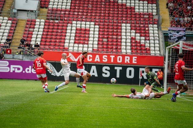 30.05.2026, xdaymx, Fussball Oberliga Rheinland-Pfalz Saar, 1.FC Kaiserslautern - FV Eppelborn Chukwukelu, Chinedu schiebt zur 1:0 Führung ein (DFL DFB REGULATIONS PROHIBIT ANY USE OF PHOTOGRAPHS as IMAGE SEQUENCES and or QUASI-VIDEO) Kaiserslautern
