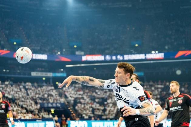 Emil Jakobsen ( 31; SG Flensburg Handewitt) wirft den Ball in einer Spielaktion gegen MT Melsungen. Im Hintergrund sind Spieler der MT Melsungen sowie die vollbesetzte Arena zu sehen. MT Melsungen vs SG Flensburg-Handewitt – EHF Finals Hamburg 2026 Copyright: xPhilippHeistx