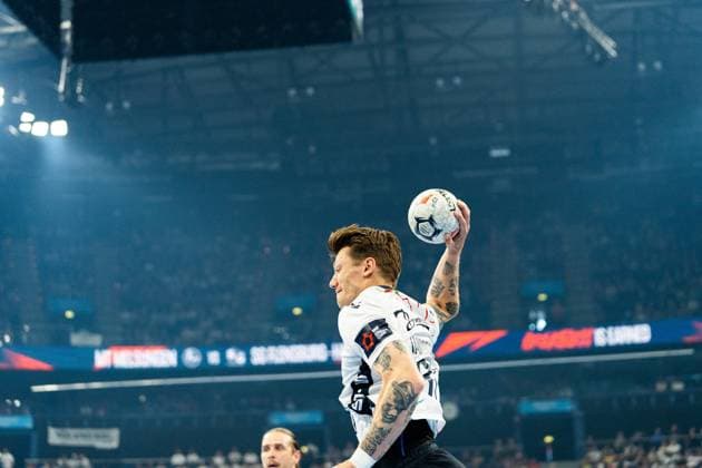 Olle Forsell Schefvert ( 25; MT Melsungen) springt mit dem Ball in der erhobenen Hand zum Wurf ab. Im Hintergrund ist die vollbesetzte Arena beim Spiel MT Melsungen gegen SG Flensburg-Handewitt zu sehen. MT Melsungen vs SG Flensburg-Handewitt – EHF Finals Hamburg 2026 Copyright: xPhilippHeistx