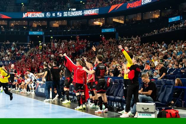 Die Bank und Spieler der MT Melsungen feiern ausgelassen einen Treffer beim EHF Finals 2025 in der Barclays Arena. Florian Drosten ( 18; MT Melsungen) ist im Vordergrund erkennbar, während das gesamte Team mit erhobenen Fäusten jubelt. MT Melsungen vs SG Flensburg-Handewitt – EHF Finals Hamburg 2026 Copyright: xPhilippHeistx