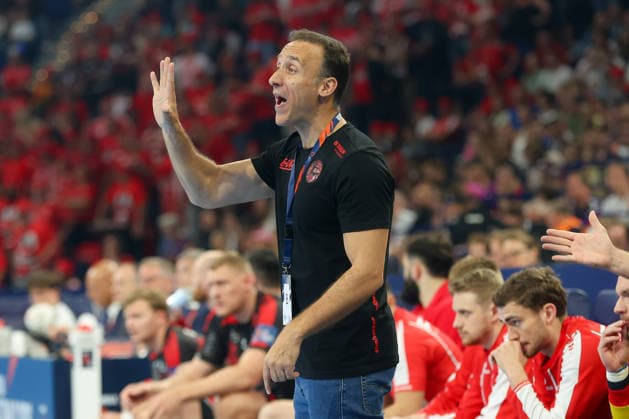 30.05.2026, xgox, Handball - EHF European League Halbfinale MT Melsungen - SG Flensburg-Handewitt v.l. Roberto Garcia Parrondo (Melsungen, Trainer) gibt Anweisungen, gestikuliert mit den Armen, gesticulate, gives instructions Hamburg