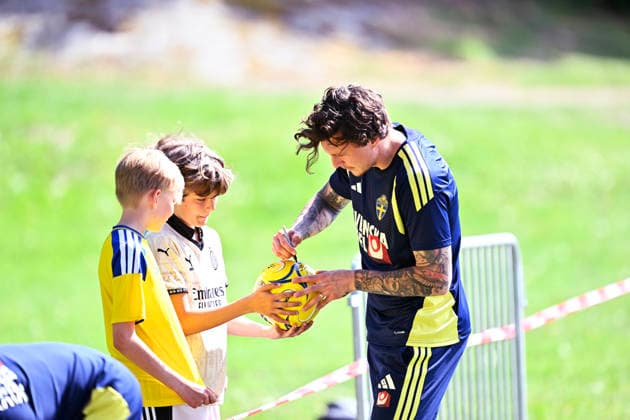STOCKHOLM, SWEDEN 20260530 Sweden s Victor Nilsson Lindelöf signs autographs for fans as the men s national team, Nationalteam trains on Bosön ahead of the upcoming World Cup and friendly matches against Norway and Greece. STOCKHOLM SWEDEN x10050x