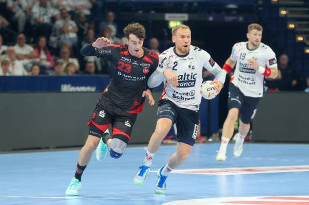 30.05.2026, xgox, Handball - EHF European League Halbfinale MT Melsungen - SG Flensburg-Handewitt v.l. Marti Soler (Melsungen, 23), Simon Pytlick (Flensburg, 2) Zweikampf, Duell, Kampf, tackle Hamburg