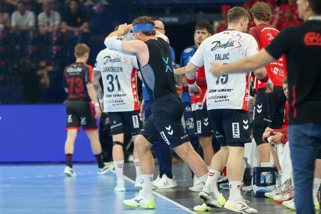 30.05.2026, xgox, Handball - EHF European League Halbfinale MT Melsungen - SG Flensburg-Handewitt v.l. Johannes Golla (Flensburg, 4) muss das Trikot wechseln Hamburg