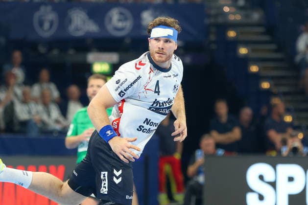 30.05.2026, xgox, Handball - EHF European League Halbfinale MT Melsungen - SG Flensburg-Handewitt v.l. Johannes Golla (Flensburg, 4) spielt mit einem Verband Hamburg