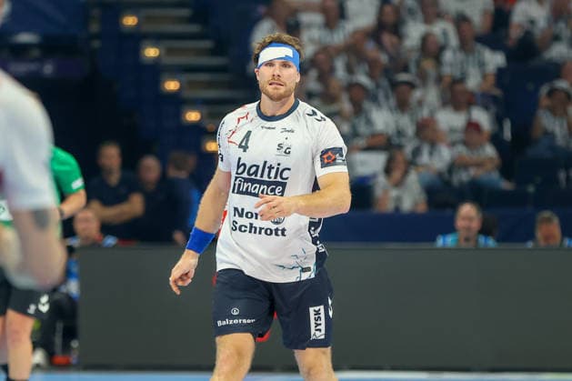 30.05.2026, xgox, Handball - EHF European League Halbfinale MT Melsungen - SG Flensburg-Handewitt v.l. Johannes Golla (Flensburg, 4) spielt mit einem Verband Hamburg