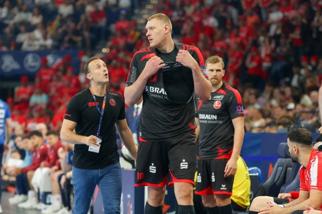 30.05.2026, xgox, Handball - EHF European League Halbfinale MT Melsungen - SG Flensburg-Handewitt v.l. Dainis Kristopans (Melsungen, 10) muss das Trikot wechseln Hamburg