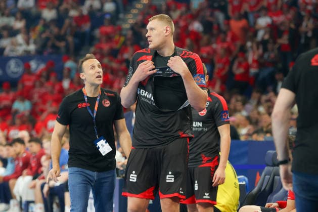 30.05.2026, xgox, Handball - EHF European League Halbfinale MT Melsungen - SG Flensburg-Handewitt v.l. Dainis Kristopans (Melsungen, 10) muss das Trikot wechseln Hamburg
