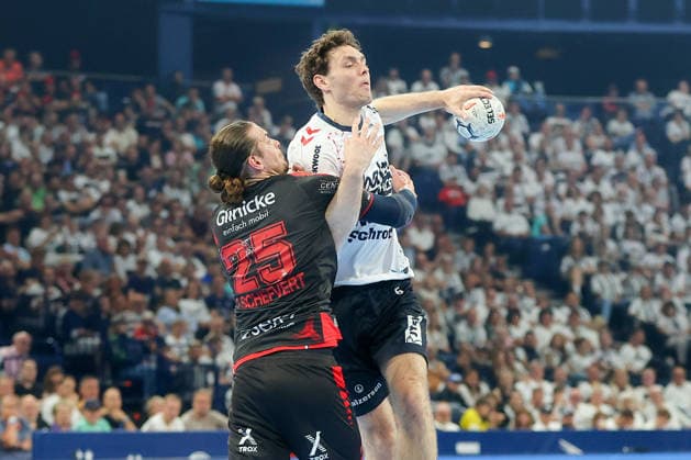 30.05.2026, xgox, Handball - EHF European League Halbfinale MT Melsungen - SG Flensburg-Handewitt v.l. Olle Forsell Schefvert (Melsungen, 25), Niclas Kirkelokke (Kirkelökke, Flensburg, 5) Zweikampf, Duell, Kampf, tackle Hamburg