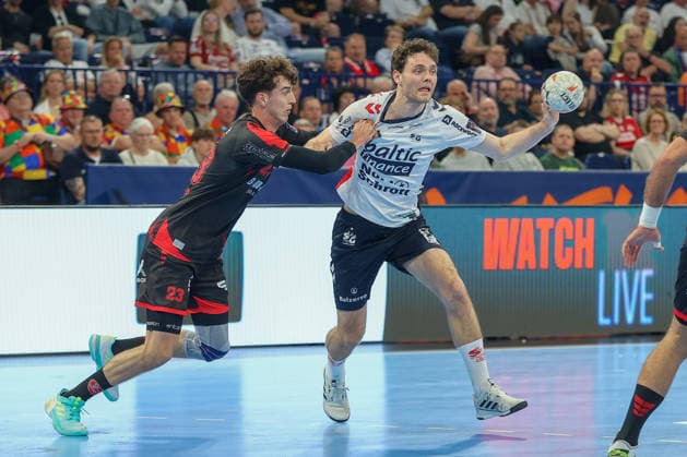 30.05.2026, xgox, Handball - EHF European League Halbfinale MT Melsungen - SG Flensburg-Handewitt v.l. Marti Soler (Melsungen, 23), Niclas Kirkelokke (Kirkelökke, Flensburg, 5) Zweikampf, Duell, Kampf, tackle Hamburg
