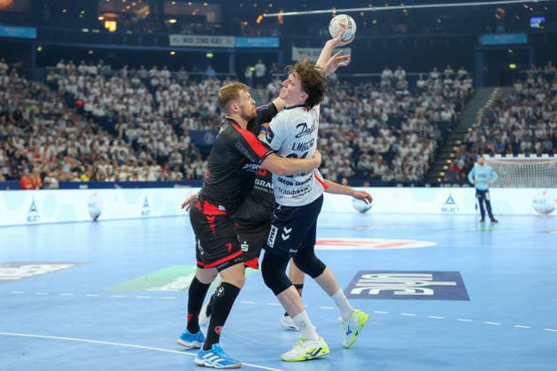 30.05.2026, xgox, Handball - EHF European League Halbfinale MT Melsungen - SG Flensburg-Handewitt v.l. David Mandic (Melsungen, 7), Lasse Moller (Möller, Flensburg, 64) Zweikampf, Duell, Kampf, tackle Hamburg