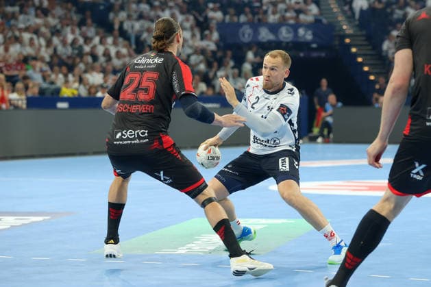 30.05.2026, xgox, Handball - EHF European League Halbfinale MT Melsungen - SG Flensburg-Handewitt v.l. Olle Forsell Schefvert (Melsungen, 25), Simon Pytlick (Flensburg, 2) Zweikampf, Duell, Kampf, tackle Hamburg