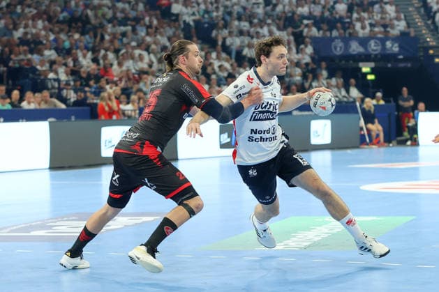 30.05.2026, xgox, Handball - EHF European League Halbfinale MT Melsungen - SG Flensburg-Handewitt v.l. Olle Forsell Schefvert (Melsungen, 25), Niclas Kirkelokke (Kirkelökke, Flensburg, 5) Zweikampf, Duell, Kampf, tackle Hamburg
