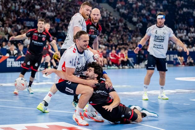 Hamburg 30.05.2026, Handball, Herren, EHF European League Men 2025 26, Halbfinale, MT Melsungen - SG Flensburg-Handewitt Erik Balenciaga (MT Melsungen, 6) im Zweikampf mit Kent Robin Tonnesen (SG Flensburg-Handewitt, 23)