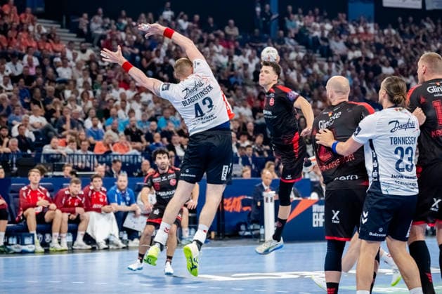 Hamburg 30.05.2026, Handball, Herren, EHF European League Men 2025 26, Halbfinale, MT Melsungen - SG Flensburg-Handewitt Aaron Mensing (MT Melsungen, 33) beim Torwurf gegen den Block von Blaz Blagotinsek (SG Flensburg-Handewitt, 43)
