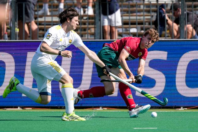 v.li.: Philip Lieser (HTHC, 11), Niklas Bosserhoff (Polo, 20), Zweikampf, Spielszene, Duell, duel, tackle, tackling, Dynamik, Action, Aktion, 30.05.2026, Bonn (Deutschland), Hockey, Deutsche Meisterschaft, Halbfinale, Herren, Hamburger Polo Club - Harvestehuder THC *** from left Philip Lieser HTHC, 11 , Niklas Bosserhoff Polo, 20 , duel, duel, tackle, tackling, dynamics, action, action, 30 05 2026, Bonn Germany , Hockey, German Championship, semi-final, men, Hamburger Polo Club Harvestehuder THC xozx