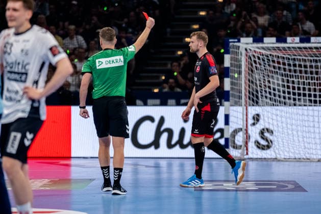 Hamburg 30.05.2026, Handball, Herren, EHF European League Men 2025 26, Halbfinale, MT Melsungen - SG Flensburg-Handewitt Rote Karte durch die Schiedsrichter für David Mandic (MT Melsungen, 7)
