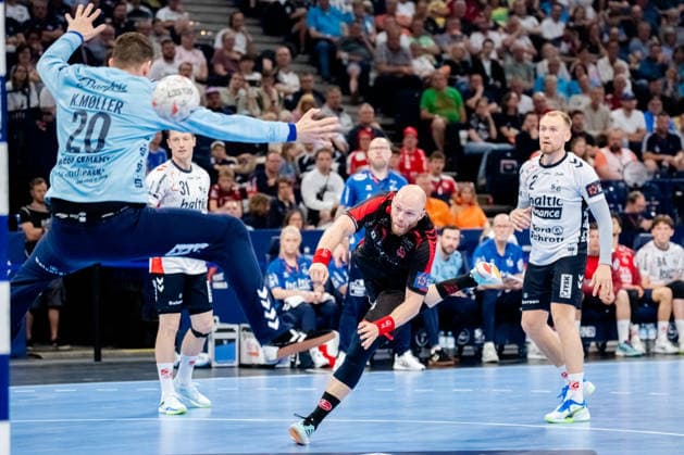 Hamburg 30.05.2026, Handball, Herren, EHF European League Men 2025 26, Halbfinale, MT Melsungen - SG Flensburg-Handewitt Arnar Arnarsson (MT Melsungen, 21) beim Torwurf gegen Kevin Moller (SG Flensburg-Handewitt, 20)