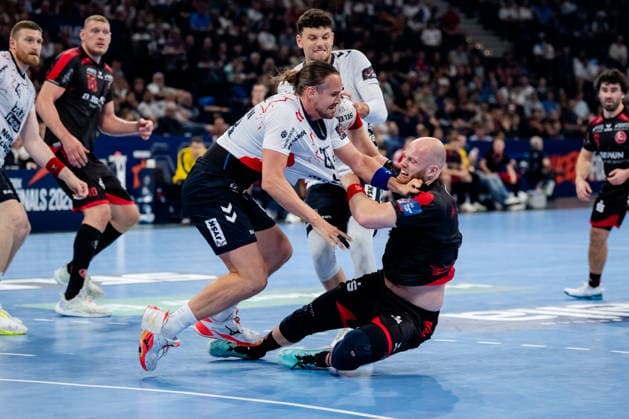 Hamburg 30.05.2026, Handball, Herren, EHF European League Men 2025 26, Halbfinale, MT Melsungen - SG Flensburg-Handewitt Arnar Arnarsson (MT Melsungen, 21) im Zweikampf mit Kent Robin Tonnesen (SG Flensburg-Handewitt, 23)