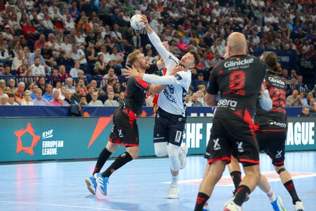 30.05.2026, xgox, Handball - EHF European League Halbfinale MT Melsungen - SG Flensburg-Handewitt v.l. David Mandic (Melsungen, 7), Marko Grgic (Flensburg, 17) Zweikampf, Duell, Kampf, tackle Hamburg