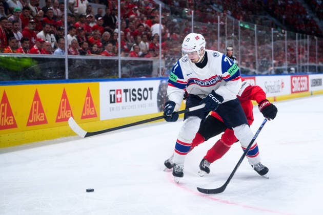 260530 Eskild Bakke Olsen of Norway och Christoph Bertschy of Switzerland during the 2026 IIHF Ice hockey, Eishockey World Championship, WM, Weltmeisterschaft semifinal match between Switzerland and Norway on May 30, 2026 in Zürich. Photo: Jesper Zerman BILDBYRAN kod JZ JZ0737 ishockey ice hockey ishockey-vm 2026 vm 2026 iihf world championship semifinal semifinals switzerland schweiz norge norway bbeng Copyright: JESPERxZERMAN BB260530JZ042