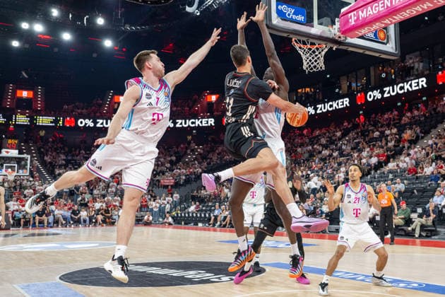 Grayson Murphy 7 (Telekom Baskets Bonn) hechtet, Vladimir Lucic 11 (FC Bayern Basketball) im Zweikampf mit Kur Jongkuch 15 (Telekom Baskets Bonn), FC Bayern Basketball vs. Telekom Baskets Bonn, BBL, Halbfinale 1, 30.05.2026 Muenchen Bayern Deutschland