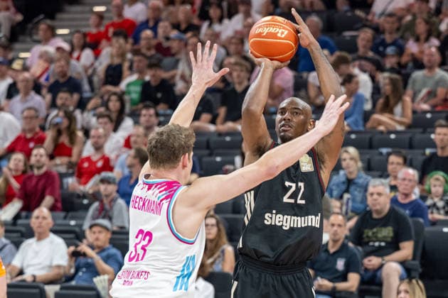 Patrick Heckmann 33 (Telekom Baskets Bonn) im Zweikampf mit Isiaha Mike 22 (FC Bayern Basketball), FC Bayern Basketball vs. Telekom Baskets Bonn, BBL, Halbfinale 1, 30.05.2026 Muenchen Bayern Deutschland