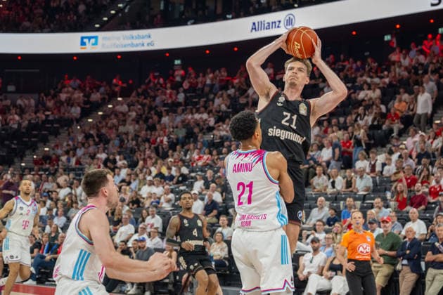 Justus Hollatz 21 (FC Bayern Basketball) im Zweikampf mit Joel Aminu 21 (Telekom Baskets Bonn), FC Bayern Basketball vs. Telekom Baskets Bonn, BBL, Halbfinale 1, 30.05.2026 Muenchen Bayern Deutschland