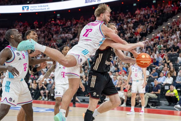Melvin Jostmann 12 (Telekom Baskets Bonn) wehrt den Bll von Niels Giffey 5 (FC Bayern Basketball) ab, FC Bayern Basketball vs. Telekom Baskets Bonn, BBL, Halbfinale 1, 30.05.2026 Muenchen Bayern Deutschland