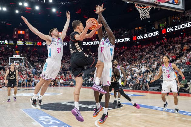 Grayson Murphy 7 (Telekom Baskets Bonn) hechtet, Vladimir Lucic 11 (FC Bayern Basketball) im Zweikampf mit Kur Jongkuch 15 (Telekom Baskets Bonn), FC Bayern Basketball vs. Telekom Baskets Bonn, BBL, Halbfinale 1, 30.05.2026 Muenchen Bayern Deutschland