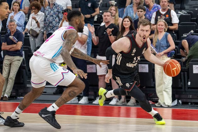 Jeff Garrett Jr. 4 (Telekom Baskets Bonn) im Zweikampf mit Andreas Obst 13 (FC Bayern Basketball), FC Bayern Basketball vs. Telekom Baskets Bonn, BBL, Halbfinale 1, 30.05.2026 Muenchen Bayern Deutschland
