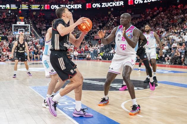 Vladimir Lucic 11 (FC Bayern Basketball) im Zweikampf mit Kur Jongkuch 15 (Telekom Baskets Bonn), FC Bayern Basketball vs. Telekom Baskets Bonn, BBL, Halbfinale 1, 30.05.2026 Muenchen Bayern Deutschland
