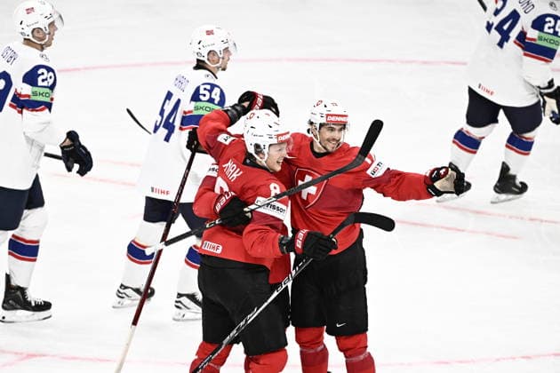 LKS 20260530 17 Ken Jager of Switzerland celebrates his 3-0 goal with team players 8 Simon Knak and 9 Damien Riat during the 2026 IIHF Ice hockey, Eishockey World Championships semi-final match between Switzerland and Norway in Zurich on May 30, 2026. - RONI REKOMAA Zürich Switzerland lNR09abjgso  Copyright: xRonixRekomaax lNR09abjgso