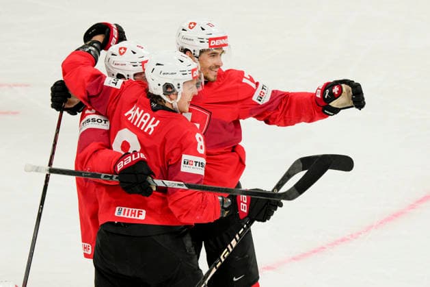 ZURICH, SWITZERLAND - MAY 30: Ken Jager of Switzerland R) celebrates his goal with Damien Riat of Switzerland L) and Simon Knak of Switzerland C) during the 2026 IIHF Ice hockey, Eishockey World Championship, WM, Weltmeisterschaft Switzerland game between Switzerland and Norway at Swiss Life Arena on May 30, 2026 in Zurich, Zurich. Zurich Swiss Life Arena Zurich Switzerland Copyright: xJustPictures.ch JarixPestelaccix jp-en-EuSpIm-JP6_JAR_Switzerland_Norway_30May2026_00056