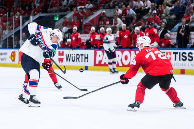 260530 Noah Steen of Norway and Dominik Egli of Switzerland during the 2026 IIHF Ice hockey, Eishockey World Championship, WM, Weltmeisterschaft semifinal match between Switzerland and Norway on May 30, 2026 in Zürich. Photo: Jesper Zerman BILDBYRAN kod JZ JZ0737 ishockey ice hockey ishockey-vm 2026 vm 2026 iihf world championship semifinal semifinals switzerland schweiz norge norway bbeng Copyright: JESPERxZERMAN BB260530JZ050