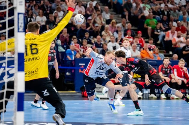 Hamburg 30.05.2026, Handball, Herren, EHF European League Men 2025 26, Halbfinale, MT Melsungen - SG Flensburg-Handewitt Simon Pytlick (SG Flensburg-Handewitt, 2) beim Torwurf gegen Nebojsa Simic (MT Melsungen, 16)