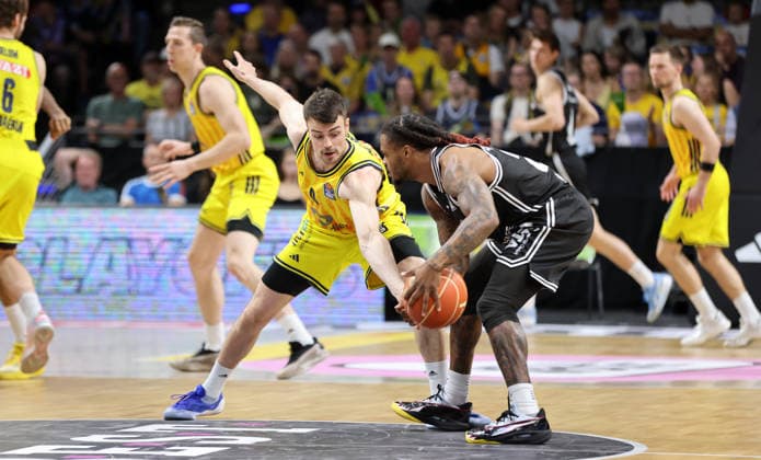 Jonas Mattisseck, Cobe Williams Zweikampf Spielszene Aktion Basketball BBL Bundesliga Herren Play Off Halbfinale 1.Spiel Saison 2025 2026 30.05.2026 ALBA Berlin vs BMA365 Bamberg Baskets