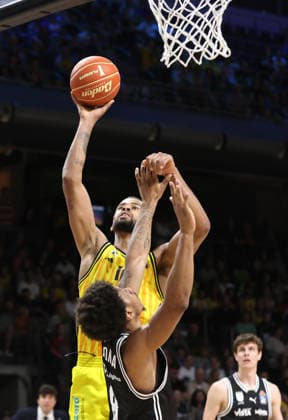 Norris Agbakoko am Ball, Demarcus Demonia Zweikampf Spielszene Aktion Basketball BBL Bundesliga Herren Play Off Halbfinale 1.Spiel Saison 2025 2026 30.05.2026 ALBA Berlin vs BMA365 Bamberg Baskets