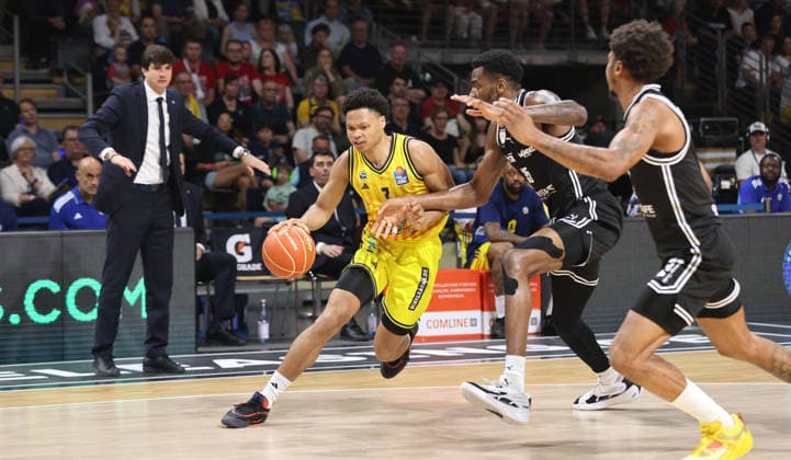 Trainer Pedro Calles, Jack Kayil am Ball, Ejiofor Onu, Demarcus Demonia Zweikampf Spielszene Aktion Basketball BBL Bundesliga Herren Play Off Halbfinale 1.Spiel Saison 2025 2026 30.05.2026 ALBA Berlin vs BMA365 Bamberg Baskets
