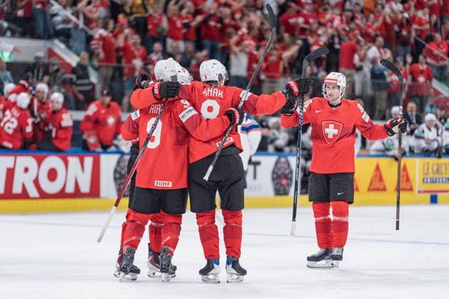 30 05 2026, Zurich, Swiss Life Arena, Ice hockey, Eishockey World Championships Semifinal: Switzerland - Norway, Torjubel Schweiz zum 3:0 9 Damien Riat (Switzerland), 8 Simon Knak (Switzerland), 86 Janis Moser (Switzerland) Zurich Swiss Life Arena Zurich Switzerland Copyright: xJustPictures.ch StefanxEmchx jp-de-StEm-DSC0094720260530