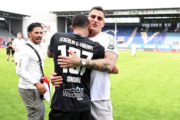 30.05.2026, xsvx, Fussball Langholz Cup 2026, v.l. Maxwell und Rapper Musiker Gzuz 187 Strassenbande Kristoffer Jonas Klauß Klauss Wiesbaden