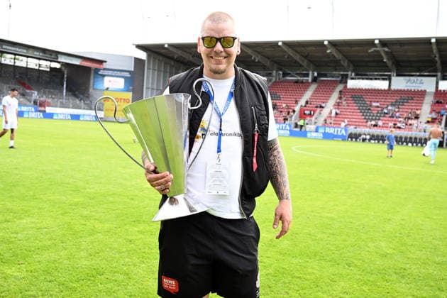 30.05.2026, xsvx, Fussball Langholz Cup 2026, v.l. Veranstalter des Langholz Cups, Daniel Ritzel mit dem Pokal Wiesbaden