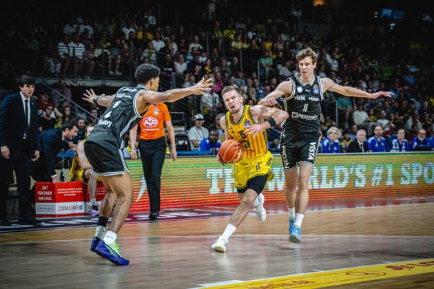 Basketball Berlin 30.05.2026 Saison 2025 2026 EasyCredit BBL 1. Bundesliga Männer, Herren Playoffs Halbfinale Spiel 1 Alba Berlin - BMA365 Bamberg Baskets Martin Hermannsson (Alba Berlin, No.15) Richard Balint (Bamberg, No.11)