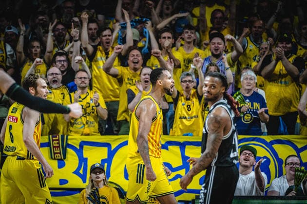 Basketball Berlin 30.05.2026 Saison 2025 2026 EasyCredit BBL 1. Bundesliga Männer, Herren Playoffs Halbfinale Spiel 1 Alba Berlin - BMA365 Bamberg Baskets Norris Agbakoko (Alba Berlin, No.17) Jubel Fans