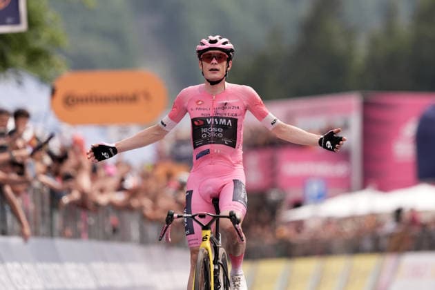 Denmark™s Jonas Vingegaard Hansen of Team Visma Lease A Bike (Pink jersey) winner of the stage on the finish line during Stage 20 of the Giro d™Italia, from Gemona del Friuli to Piancavallo, Italy, Saturday,May 30, 2026.  Copyright: xMassimoxPaolonex xLaPressex