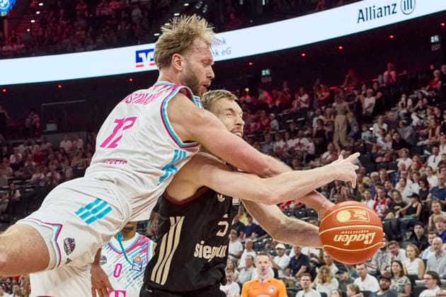 Deutsche Basketball Bundesliga (BBL), FC Bayern München Basketball vs TELEKOM BASKETS Bonn, München FC Bayern Basketball, Bonn TELEKOM BASKETS, 2026-05-30 in München (SAP Garden) GIFFEY Niels (FC Bayern München Basketball Small Forward (SF) Nr5-FCBB5), JOSTMANN Melvin (TELEKOM BASKETS Bonn Power Forward (PF) Nr12- BON12) sportworld München SAP Garden Bayern Deutschland